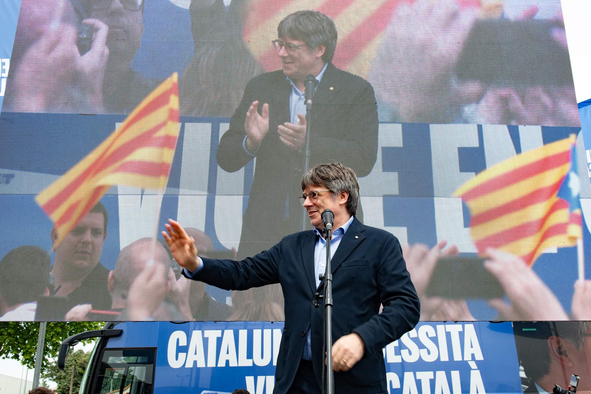 El expresidente de la Generalitaty candidato de Junts a las elecciones catalanas, Carles Puigdemont, interviene durante un mitin en Argelès.