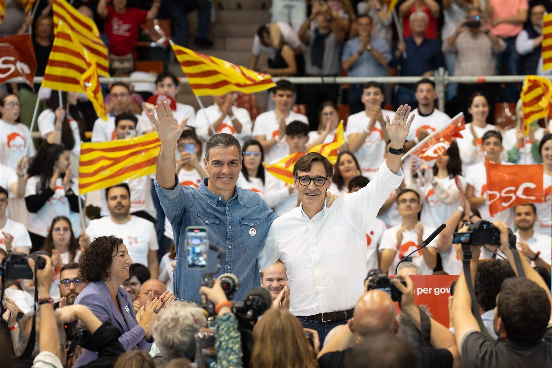 El presidente del Gobierno Pedro Sánchez (i) y el candidato del PSC Salvador Illa (d) durante un mitin del PSC, en Pavelló Vall d’Hebron, a 10 de mayo de 2024, en Barcelona, Catalunya.