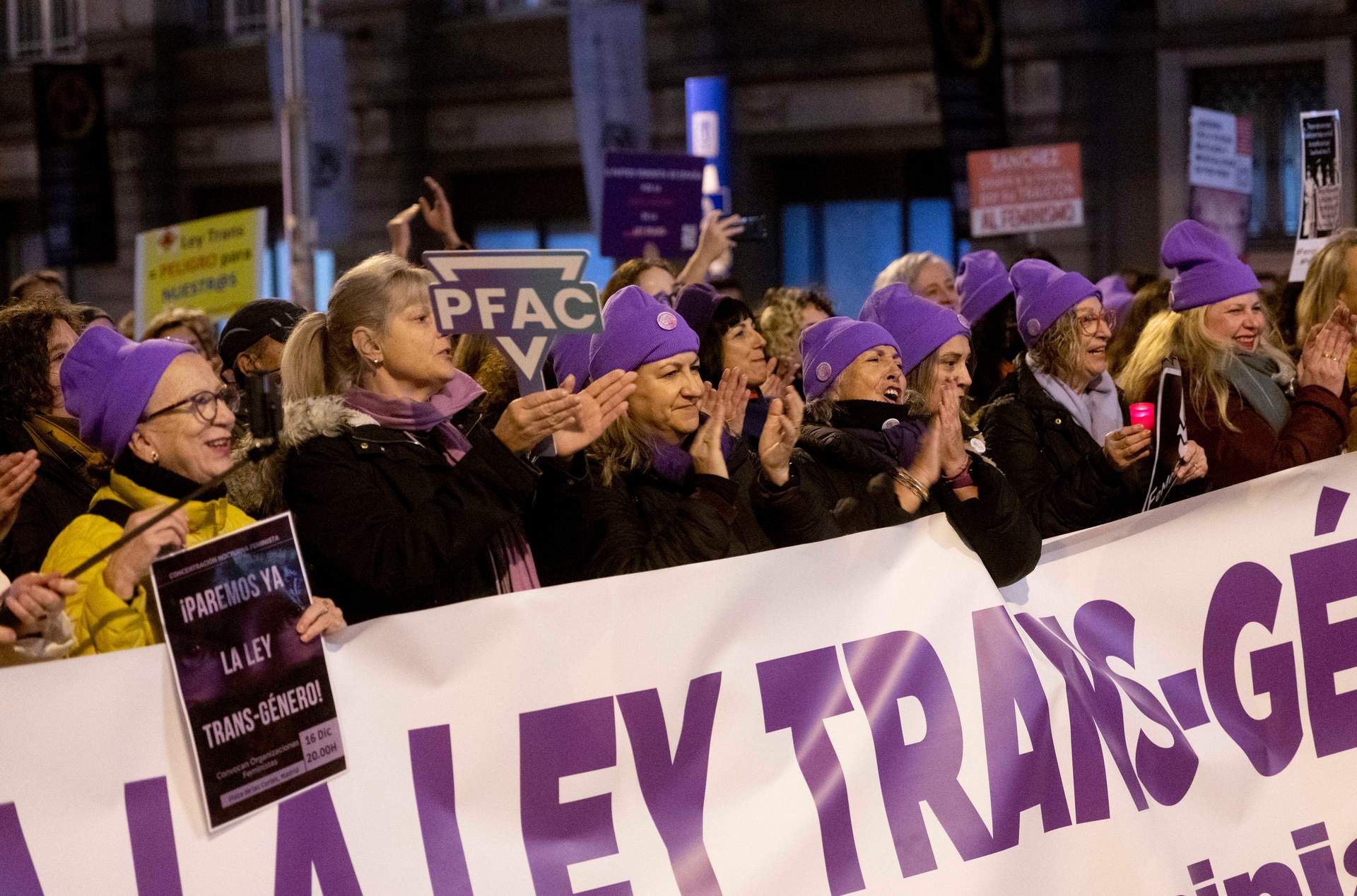 El partido Feministas al Congreso (PFAC) convocó en 2022 una concentración nocturna en protesta contra la denominada 'Ley Trans', que calificaron como "una ley mordaza, homófoba y misógina” que hace "retroceder en derechos a las mujeres y a los menores” (Foto: Alberto Ortega / Europa Press)